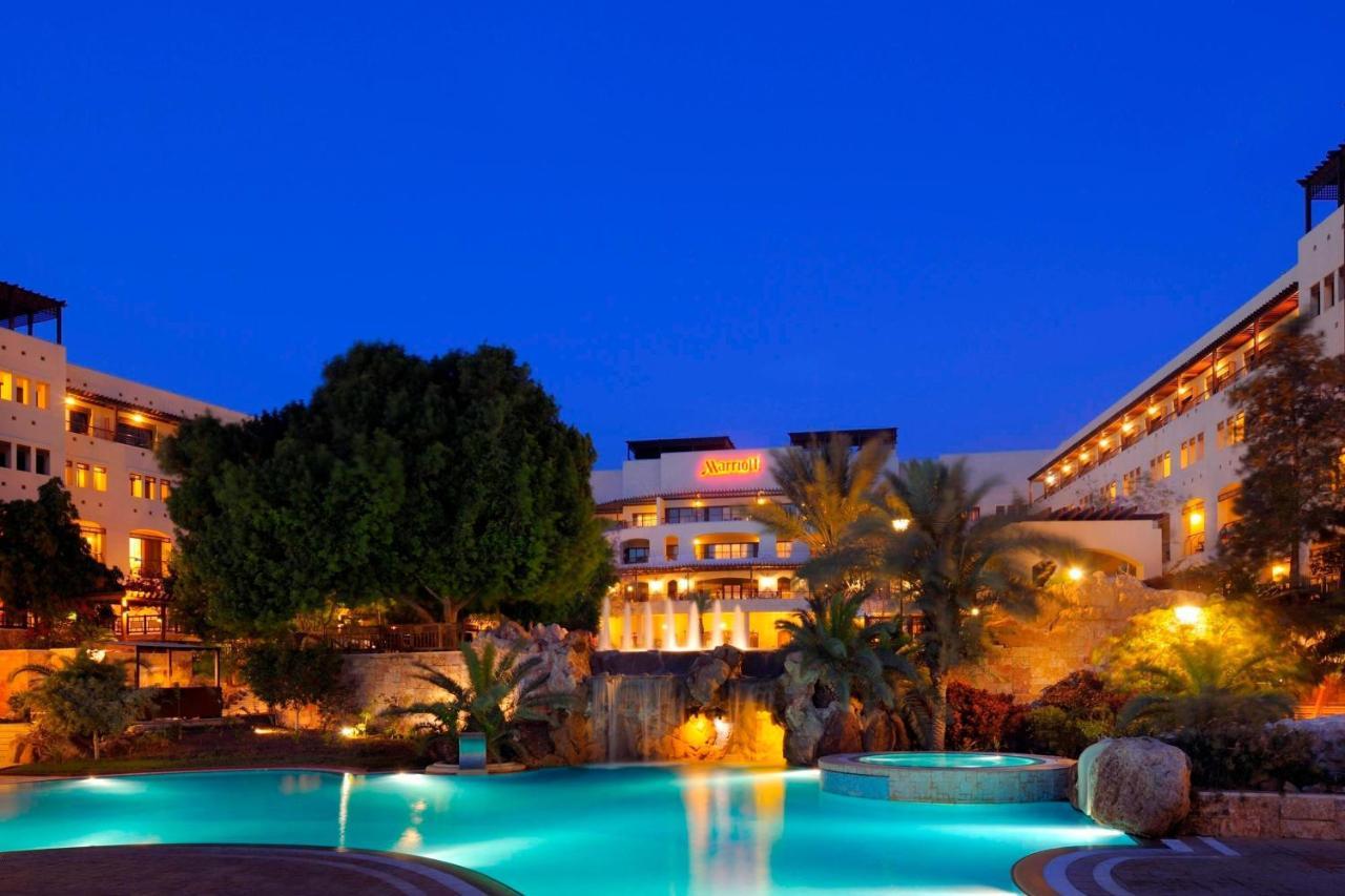 Dead Sea Marriott Resort&Spa Sweimeh Exteriör bild The hotel at night