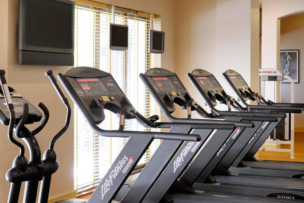 Dead Sea Marriott Resort&Spa Sweimeh Exteriör bild A row of treadmills