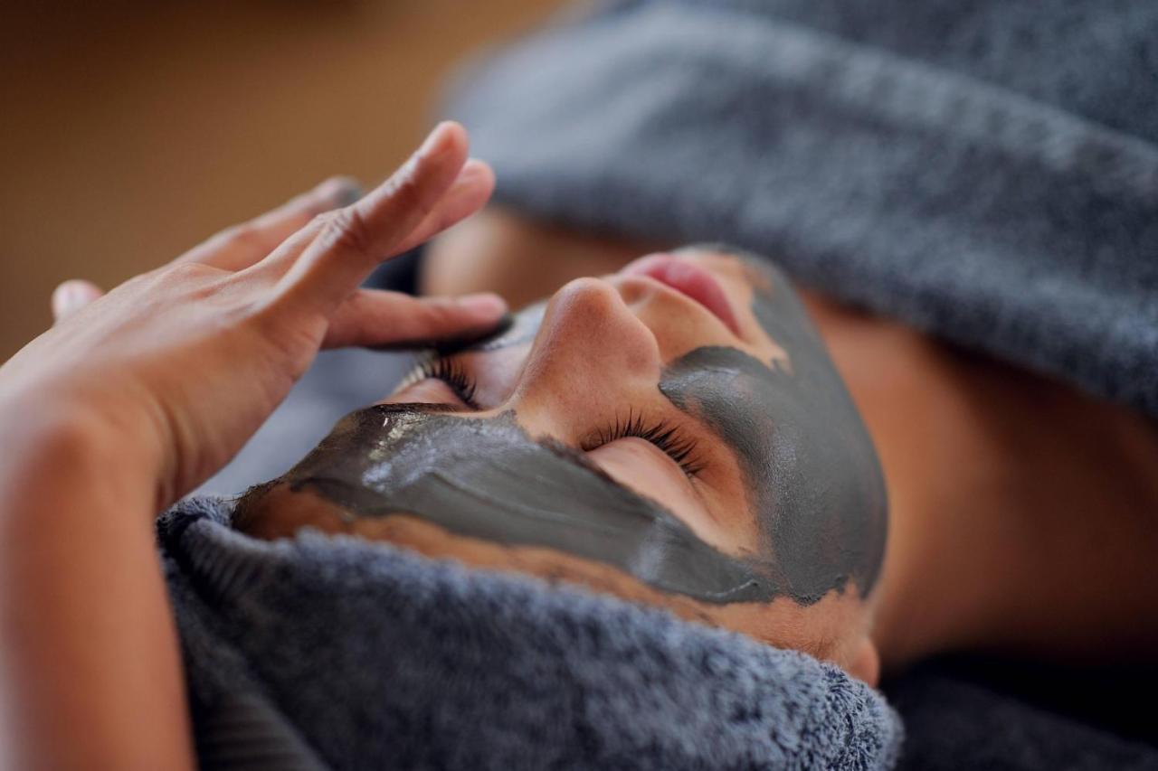 Dead Sea Marriott Resort&Spa Sweimeh Exteriör bild A woman with a mud mask