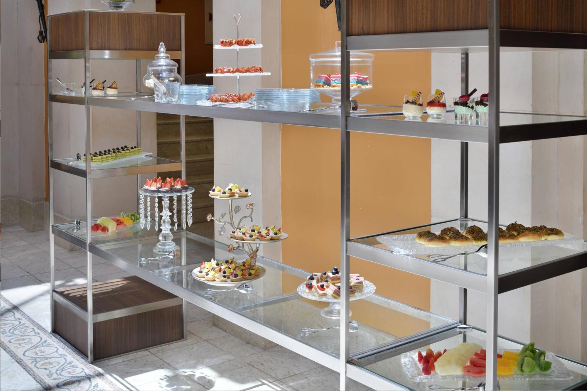 Dead Sea Marriott Resort&Spa Sweimeh Exteriör bild A display case