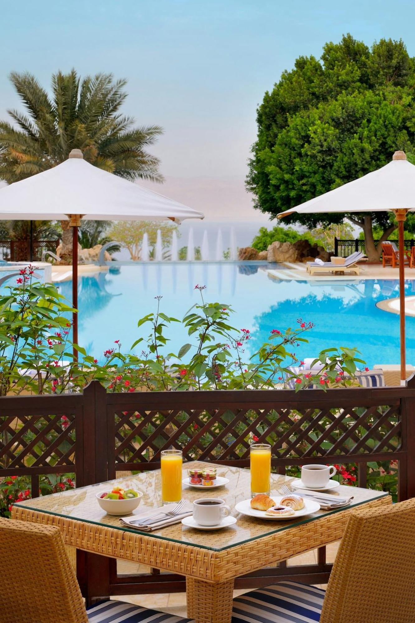 Dead Sea Marriott Resort&Spa Sweimeh Exteriör bild The pool at the hotel